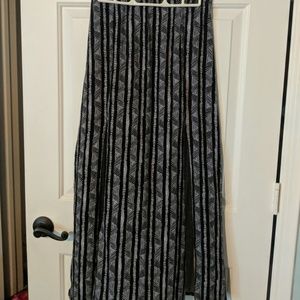 Maxi skirt black and white with slits